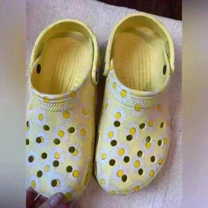 Crocs Classic Vacay Vibes Yellow Daisy Clog - size women 11, men 9